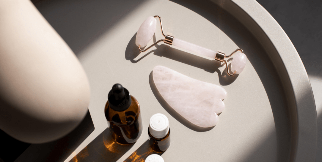 Gua Sha : une meilleure peau du visage grâce à ce massage anti-âge - Endro Cosmetiques